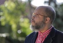 Ed Motta brinca com polêmica em show e recebe aplausos em São Paulo