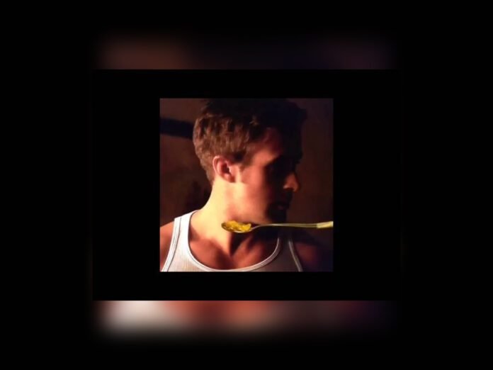 Ryan Gosling come cereal em homenagem ao criador de famoso meme (Foto: Reprodução)