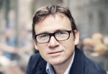 David Nicholls: ‘Não imaginei encontrar tantos leitores jovens no Brasil’ Inglês David Nicholls, autor de "Um Dia" (Foto: Kristofer Samuelsson)