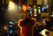 Dave Grohl faz duelo de bateristas em episódio do programa ‘The Muppets’ Dave Grohl faz duelo de bateristas em episódio do programa 'The Muppets'