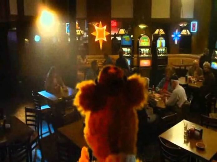 Dave Grohl faz duelo de bateristas em episódio do programa 'The Muppets'