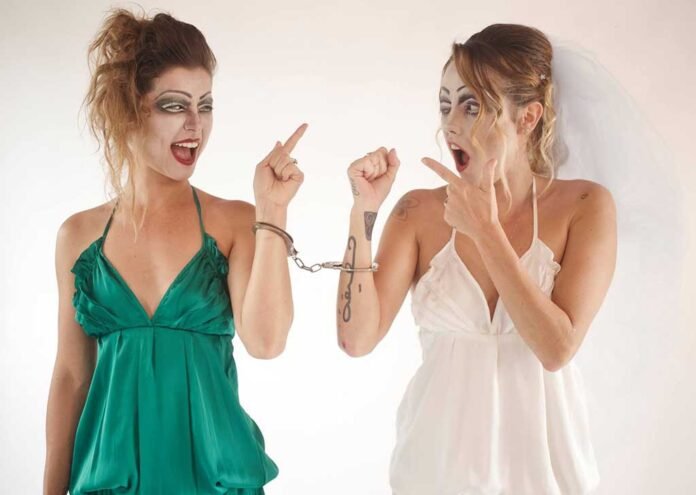 Tina e Lola falam de relações amorosas contemporâneas enquanto tentam se desvencilhar do cadáver do noivo de Tina (Foto: Divulgação)