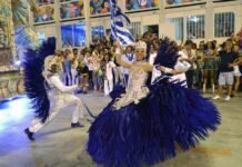 Carnaval 2016: Carnavalesco da Portela, Paulo Barros leva tradição e inovação em sua estreia na escola Carnaval 2016: Mestre-sala e porta-bandeira da azul e branco (Foto: Daniel Collyer/Hipermídia Comunicação)