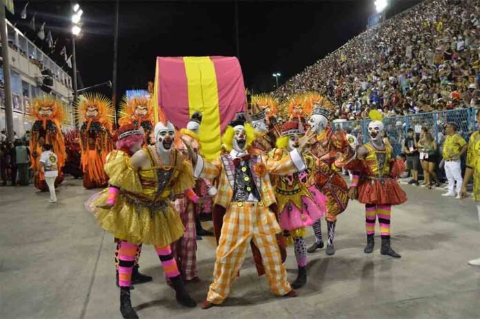 Carnaval 2016: São Clemente leva mais de dois mil palhaços para desfile do Grupo Especial na Sapucaí (Foto: Daniel Collyer/Hipermídia Comunicação)