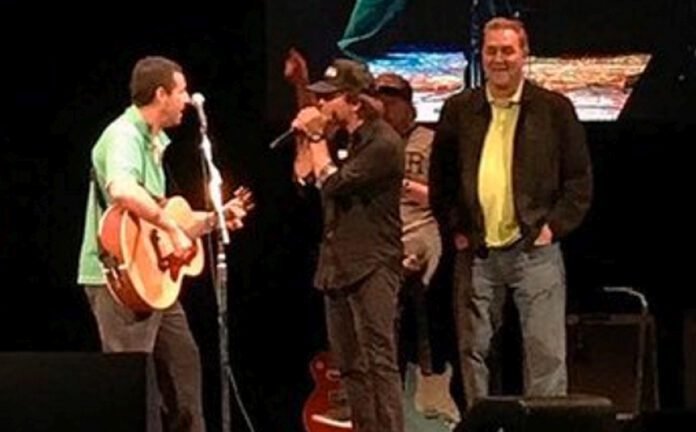 Eddie Vedder canta 'My Generation', do The Who com Adam Sandler e Norm MacDonald Eddie Vedder canta 'My Generation', do The Who com Adam Sandler e Norm MacDonald