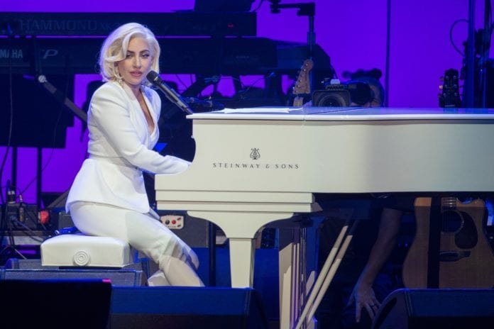 Lady Gaga durante apresentação (Foto: Jim Chapin/AFP)