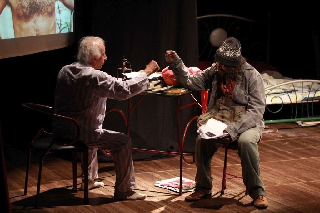 Flavio Migliaccio e o ator Luciano Paixão na peça "Confissões de um Senhor de Idade" (Foto: Thyago Andrade)