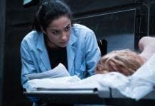 ‘Cadáver’ tem estreia em novembro no Brasil; confira o trailer Megan (Shay Mitchell) em "Cadáver" (Foto: Divulgação)