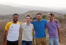 ‘Curral’: filme dirigido por Marcelo Brennand está sendo rodado em Gravatá, interior de Pernambuco Thomas Aquino, Rodrigo Garcia, Marcelo Brennand e Pedro Wagner nos bastidores de "Curral" (Foto: Divulgação/Daniela Nader)