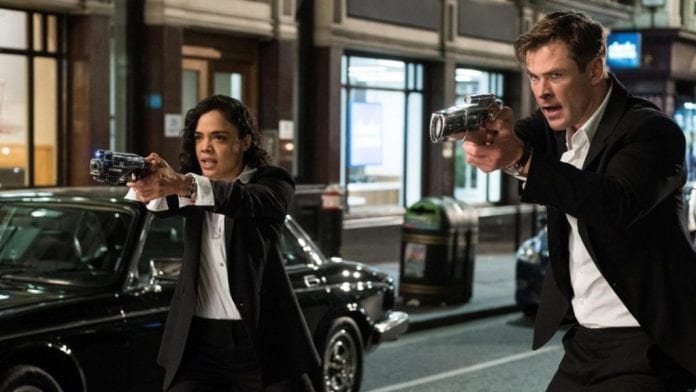 Chris Hemsworth e Tessa Thompson aparecem em cena de "MIB: Internacional" (Foto: Reprodução/Twitter)