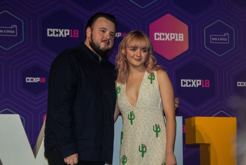 John Bradley e Maisie Williams no painel de "Game of Thrones" na CCXP 2018 (Foto: André Moreira/Almanaque da Cultura)