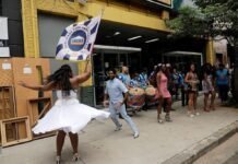 Rosas de Ouro e Cascola homenageiam artesãos e marceneiros com desfile nas ruas de São Paulo Rosas de Ouro e Cascola (Foto: Divulgação)