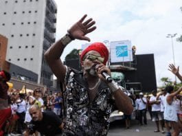 Carlinhos Brown arrasta multidão na estreia do Bloco du Brasil de São Paulo (Foto: Marcos Credie)