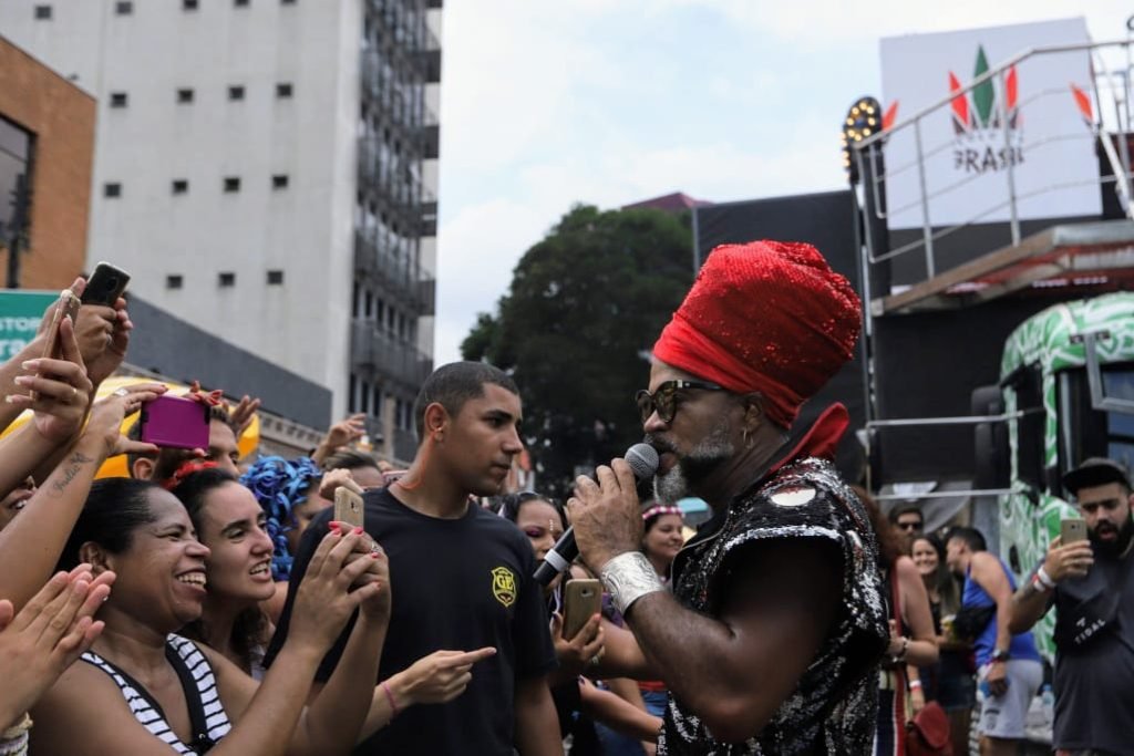 Carlinhos Brown arrasta multidão na estreia do Bloco du Brasil de São Paulo (Foto: Marcos Credie)