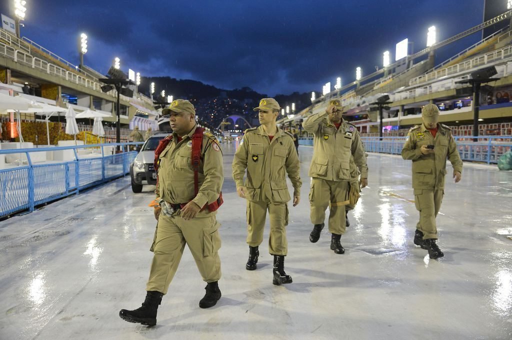 Bombeiros chegam para a abertura dos desfiles no Sambódromo, na Marquês de Sapucaí (Foto: Agência Brasil)