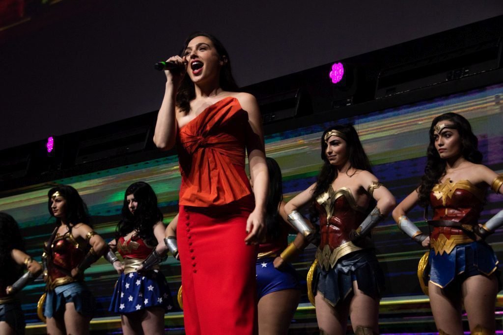 Gal Gadot no painel da Warner durante a CCXP19 (Foto: André Moreira)