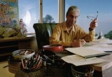 Livros de Dr. Seuss, criador de ‘Grinch’, saem de circulação por conteúdo racista Dr. Seuss desenhando em sua mesa (Foto: James L. Amos/Corbis via Getty Images)