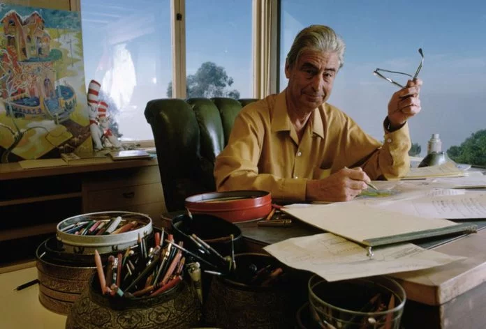 Dr. Seuss desenhando em sua mesa (Foto: James L. Amos/Corbis via Getty Images)