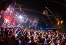 Camarote Allegria 2023: Confira as atrações nacionais e internacionais Grupo Menos É Mais no Camarote Allegria em 2022 (Foto: Divulgação)