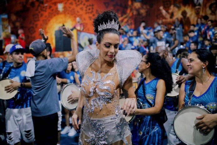 Carla Prata participa da festa da Bateria da Acadêmicos do Tucuruvi com look exclusivo inspirado em Beyoncé (Foto: Lucas Rodrigues)