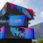 Faltando três dias para a venda do Rock in Rio Card, festival inaugura instalação artística de LED na Lagoa Rodrigo de Freitas que traz novidades da Cidade do Rock e celebra a chegada de 2024 (Foto: Divulgação)