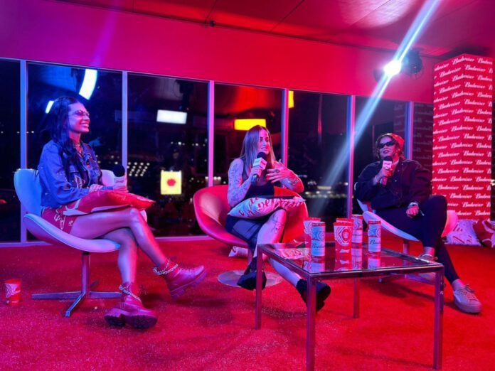Na primeira noite do Lollapalooza Brasil 2024, Budweiser reúne Pocah, Jude Paulla e Mari Palma em conversa icônica sobre fãs (Foto: Divulgação)