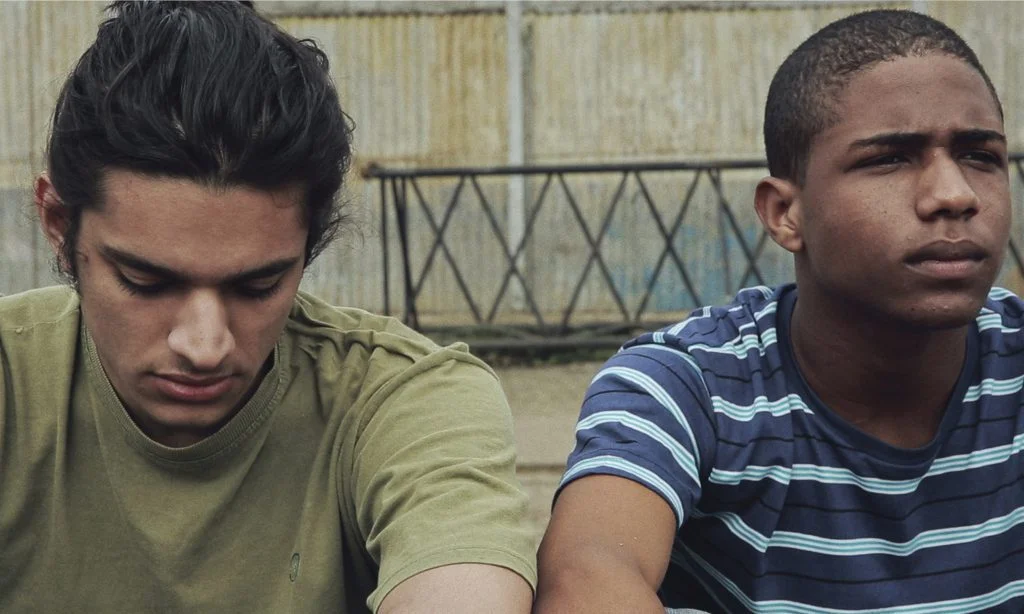 Tales Ordakji e Christian Malheiros em cena de Sócrates que estará disponível na Netflix a partir do dia 10 de março (Foto: Divulgação)