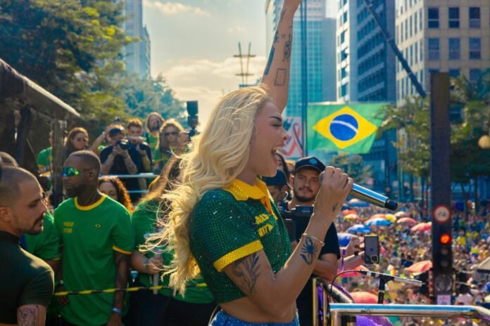 Vestida de verde e amarelo junto com toda equipe e ballet, Pabllo Vittar arrasta multidão na maior Parada LGBTQIA+ de São Paulo (Foto: Gabriel Renné)