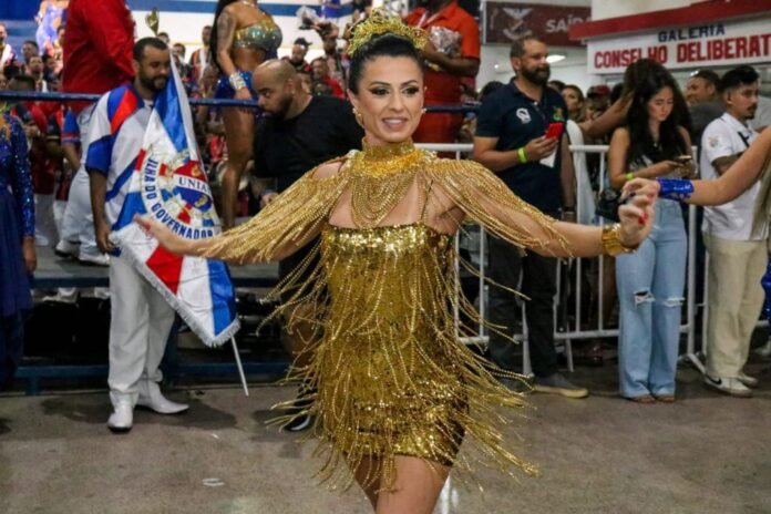 Tatiana Breia usa dourado na final de samba da União da Ilha para 2025 (Foto: Allan Duffes)