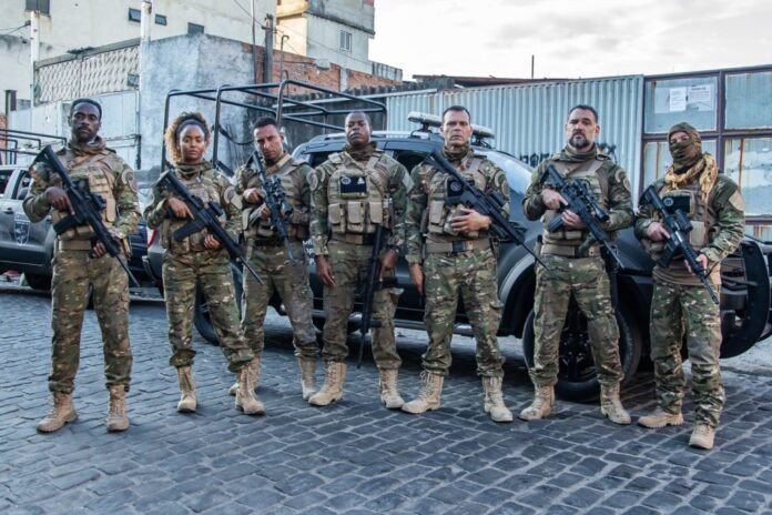 Wanderson Brasil, Eli Ferreira, Dilsinho Oliveira, William Nascimento, Rogerio Casanova, Breno de Filippo e Luizinho Bastos nos bastidores de 'Na Linha de Fogo' (Foto: César Diógenes)