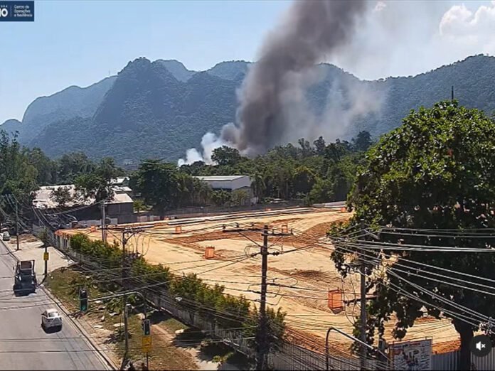 Incêndio destrói parte de cenários das próximas novelas das 19h e 18h da Globo (Foto: Centro de Operações Rio)