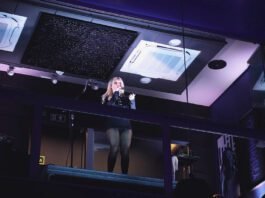 TIM inaugura flagship na Oscar Freire com show de Duda Beat Duda Beat canta em evento de abertura da nova loja da TIM