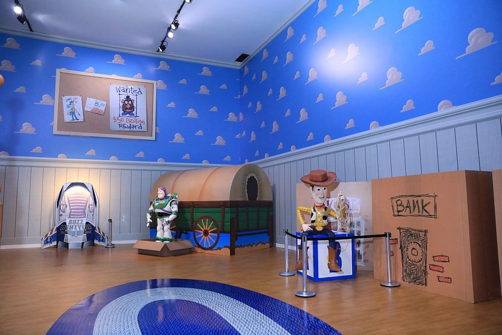 Visitantes interagem com os cenários de 'Toy Story' (Foto: Divulgação) Visitantes interagem com os cenários de 'Toy Story' (Foto: Divulgação)