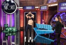 ‘Lady Night’ estreia 9ª temporada com Rodrigo Faro e convidados Tatá Werneck recebe Rodrigo Faro no sofá azul do programa 'Lady Night' (Foto: Globo/Juliana Coutinho)