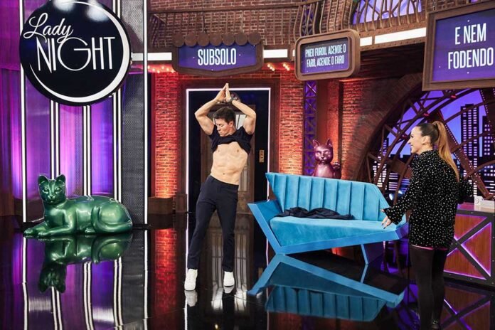 Tatá Werneck recebe Rodrigo Faro no sofá azul do programa 'Lady Night' (Foto: Globo/Juliana Coutinho)