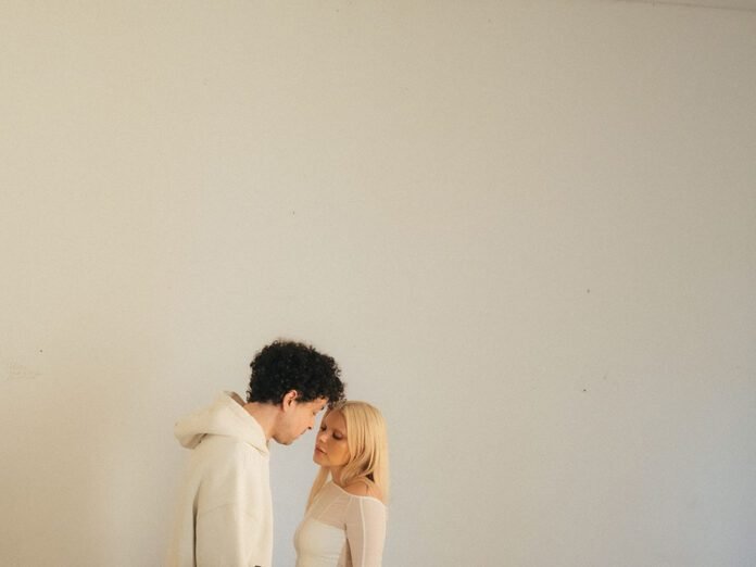 Cícero e Duda Beat contracenam em novo clipe 'Sem Dormir' (Foto: Lucas Vaz) Cícero e Duda Beat contracenam em novo clipe 'Sem Dormir' (Foto: Lucas Vaz)