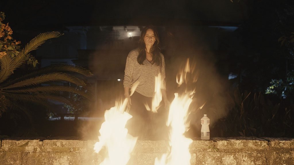 Paolla Oliveira em momento de tensão no casarão herdado pela personagem (Foto: Olhar Filmes) Paolla Oliveira em momento de tensão no casarão herdado pela personagem (Foto: Olhar Filmes)