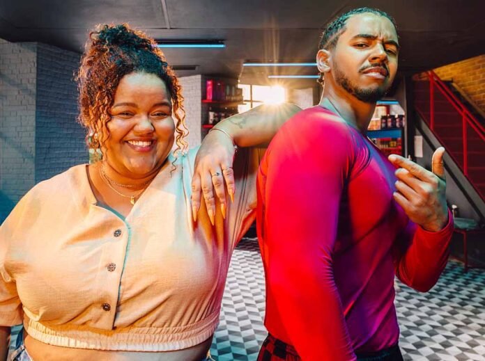 Thamirys Borsan e Pedro Ottoni lideram o elenco de 'Tá Pago!' (Foto: Blínia Messias)