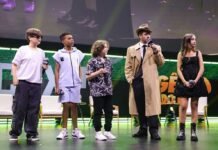 Paris Filmes revela teaser e estreia de ‘O Gênio do Crime’ em 2026 Francisco Galvão, Samuel Estevam, Breno Kaneto, Marcos Veras e Bela Alelaf no palco Thunder na CCXP (Foto: Lucas Ramos)