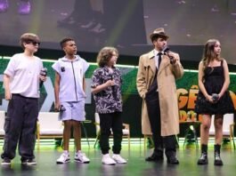 Paris Filmes revela teaser e estreia de ‘O Gênio do Crime’ em 2026 Francisco Galvão, Samuel Estevam, Breno Kaneto, Marcos Veras e Bela Alelaf no palco Thunder na CCXP (Foto: Lucas Ramos)