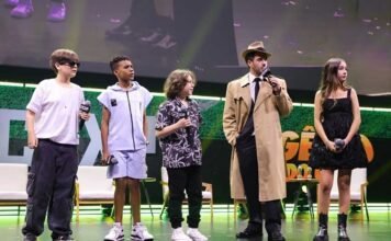 Paris Filmes revela teaser e estreia de ‘O Gênio do Crime’ em 2026 Francisco Galvão, Samuel Estevam, Breno Kaneto, Marcos Veras e Bela Alelaf no palco Thunder na CCXP (Foto: Lucas Ramos)
