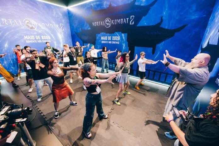 Aula de kung fu de 'Mortal Kombat 2' envolve fãs e creators na CCXP25 (Foto: Divulgação) Aula de kung fu de 'Mortal Kombat 2' envolve fãs e creators na CCXP25 (Foto: Divulgação)