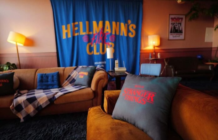 Em celebração ao lançamento da quinta e última temporada de Stranger Things, Hellmann’s promoveu Watch Parties imersivas que reuniram fãs para assistirem ao season premiere em um ambiente totalmente inspirado pela série (Foto: Buena Onda)