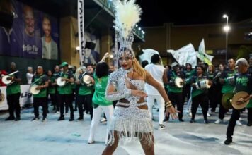 Quitéria Chagas representa o Império Serrano em esquenta do Carnaval 2026 Império Serrano leva Quitéria Chagas a mini desfile rumo ao Carnaval 2026 (Foto: Roberto Filho/Brazil News)