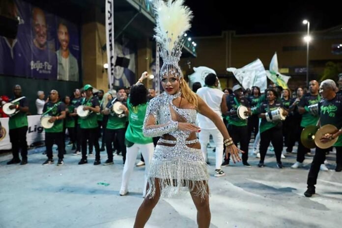 Império Serrano leva Quitéria Chagas a mini desfile rumo ao Carnaval 2026 (Foto: Roberto Filho/Brazil News)