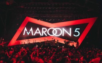 Maroon 5 abre Bud Live no Brasil em noite voltada aos fãs da banda Maroon 5 se apresenta no palco durante a estreia da Bud Live em São Paulo (Foto: Spotify)