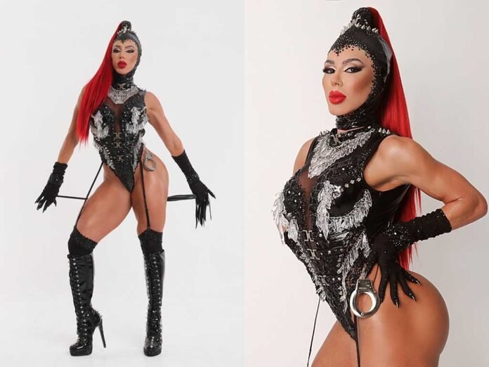 Andrea Andrade, rainha de bateria da Ritmo Feroz da Porto da Pedra, apresenta o figurino do mini-desfile durante o esquenta de Carnaval 2026 (Foto: Divulgação)