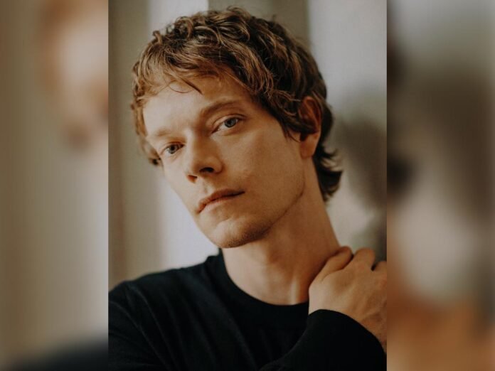 Alfie Allen se junta ao elenco da segunda temporada de 'O Instituto', série de suspense do MGM+ (Foto: Divulgação)