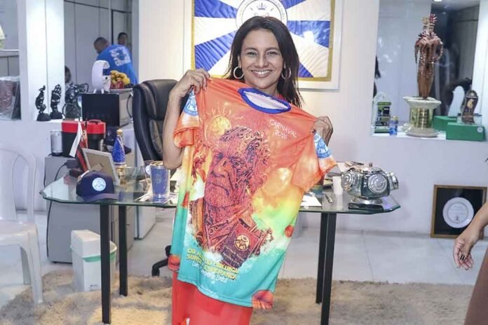 Dira Paes vive Dona Lindu em enredo da Acadêmicos de Niterói no Rio (Foto: S1 Fotografia/Divulgação Gardel Assessoria)