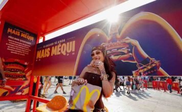 Bianca Andrade usa Méqui Bag em ação no Lollapalooza Méqui leva ativação com influenciadores ao Lollapalooza (Foto: Divulgação)